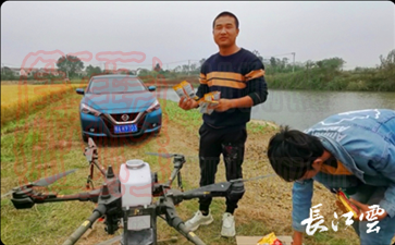 武漢隆秋農(nóng)業(yè)合作社合作聯(lián)社理事長李益州正在做無人機(jī)飛播準(zhǔn)備