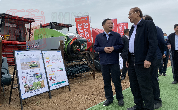 世達(dá)爾、優(yōu)牧達(dá)打捆機(jī)參加湖北首屆新型農(nóng)機(jī)田間展活動
